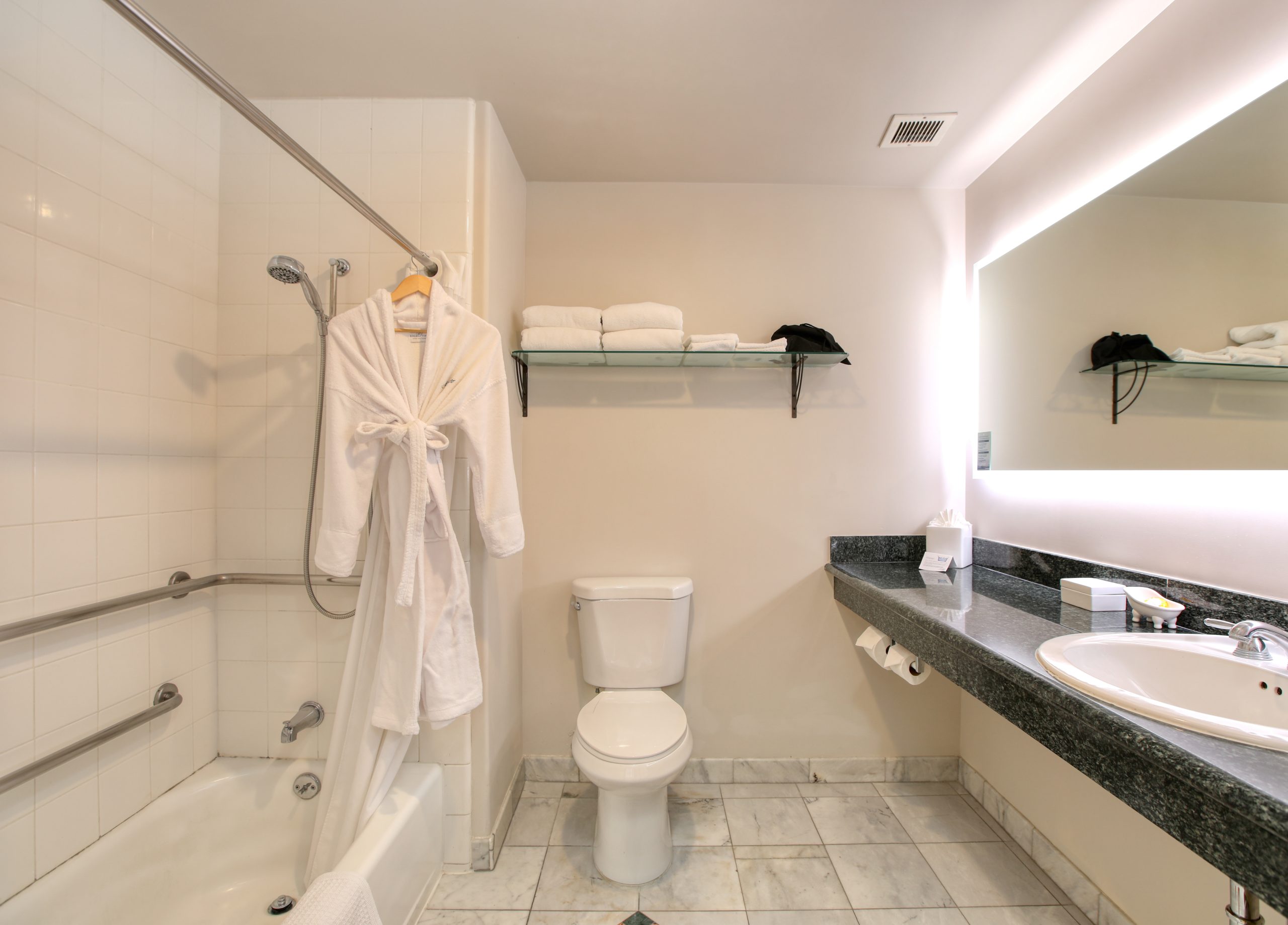SeaVenture Hotel | Accessible Queen Room - Bath